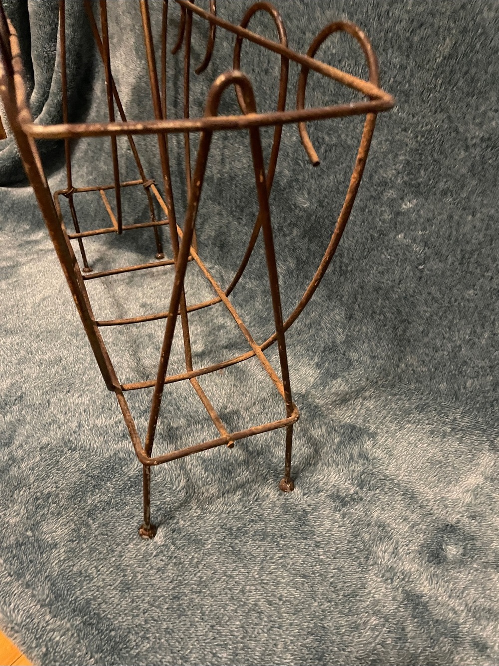 Vintage Style Wire Magazine Rack - Rust Finish - Picture 3 of 5